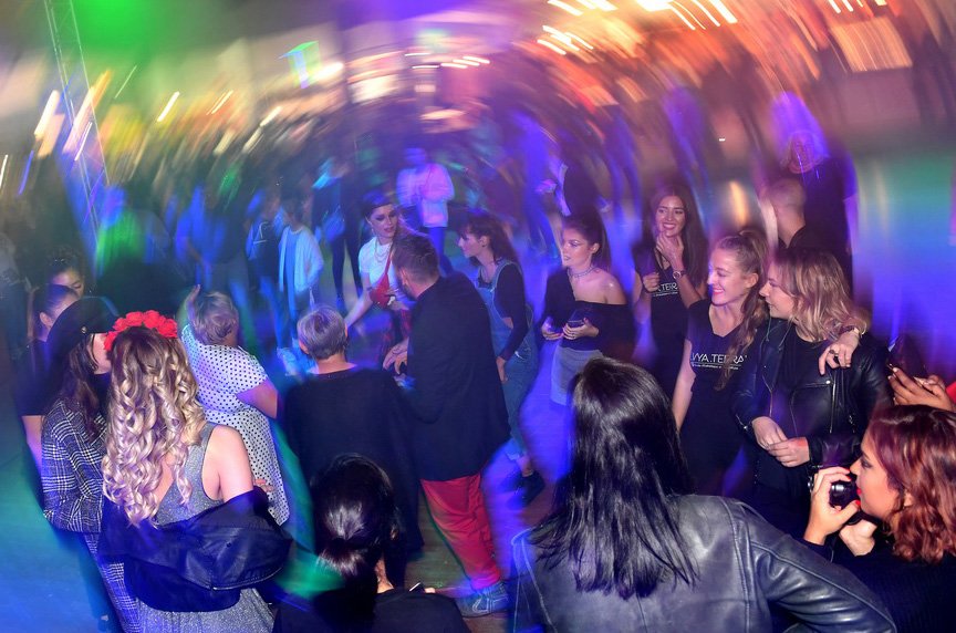 Aujourd'hui, dernière chance de faire la fête et de danser à la Foire.
Bon plan : Entrée gratuite entre 19h à 21h ce soir.
Les halls d'exposition sont ouverts jusqu'à 21h et l'espace restauration jusqu'à minuit.  Let's GO !