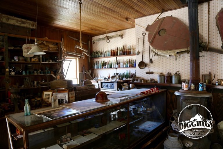 theDiggings's tweet photo. Silver is discovered in Cerro Gordo (“Fat Hill”) in 1865 by Pablo Flores. Between its discovery and 1938, mining in Cerro Gordo generated $17 million.
https://t.co/Jm6IOxKsG6 https://t.co/BhMlvODYPH
