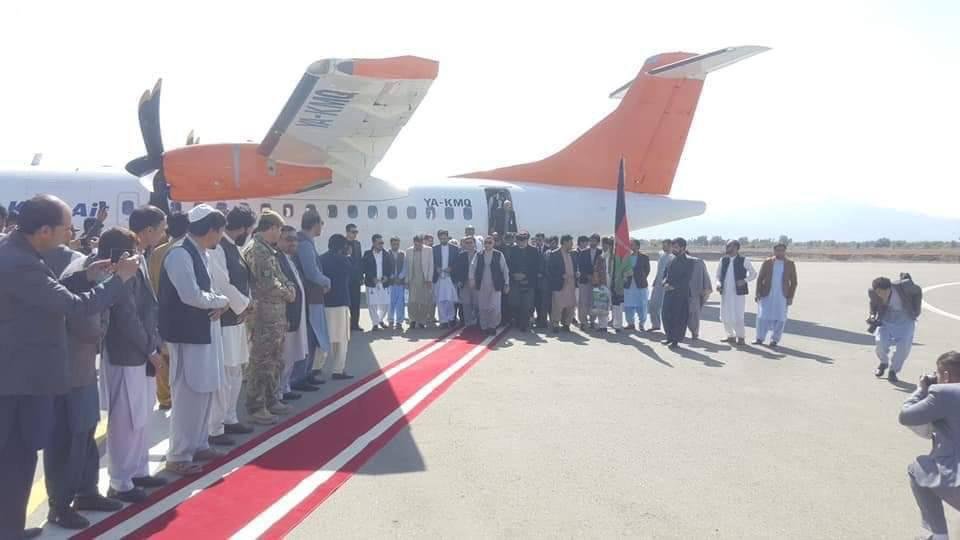 TOLOnews's tweet photo. برای نخستین‌بار، یک هواپیمای مسافربری در میدان هوایی خوست نشست کرد. https://t.co/UmFkz0OOSw