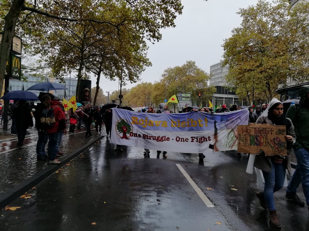aufbaumen's tweet photo. Trotz Regen und hohem Polizeiaufgebot sind Tausende Menschen auf der Straße und demonstrieren gegen Krieg und Faschismus. We are unstoppable - another world is possible! 🗣️📢
#riseup4rojava #k1910 #koeln1910 #bijiberxwedanaypg #SolidaritätmitRojava https://t.co/so1o6FrKHr