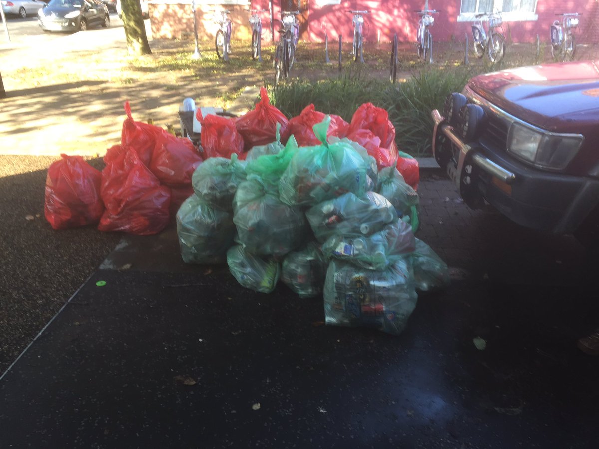 Out with <a href="/TidyGrangetown/">Keep Grangetown Tidy</a> this morning in the sunshine. 45 volunteers collected 34 bags rubbish and 24 of recycling plus a bike and a couple of cones. Great to see so many young ones come along 👍