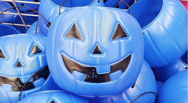 danklaes's tweet photo. Mom encourages Blue Halloween Buckets this year. https://t.co/cw74cDZfCm @AutismSociety @autismspeaks #Halloween #GhostHunting #TrickOrTreat https://t.co/0J6ZTP1NBl