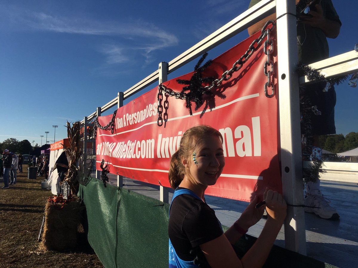 MileSplitDMV's tweet photo. We got our first signature on our Pr banner! Come sign it if you PR #MileStatXC https://t.co/thYlJa6bdW