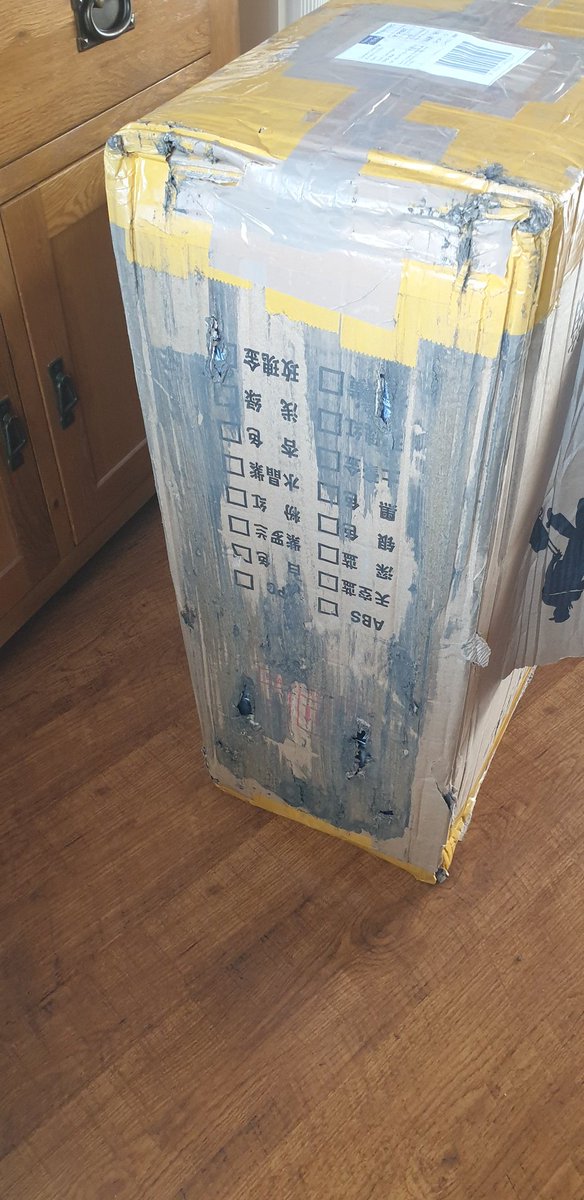 IslandDudgie's tweet photo. @Hermesparcels could you please explain how our parcel arrived like this today? 😡 https://t.co/IkJUAgm3UA