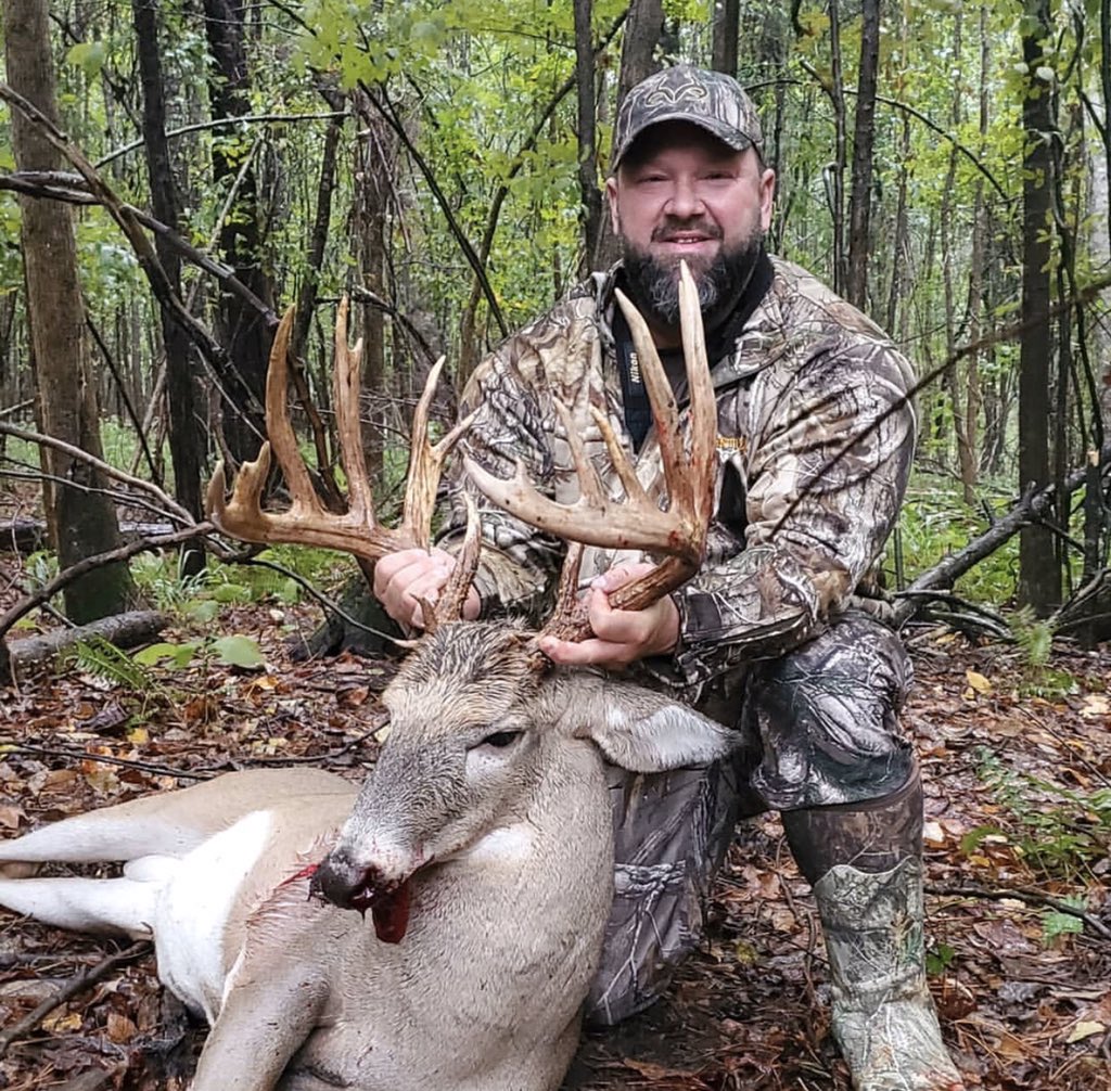 cwwhitetails's tweet photo. Earl tagged a stud this morning! https://t.co/7AWsRmwl46