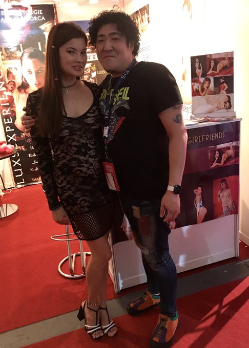 In @VENUSBERLIN @venus_report with @KINGDOMJaporn1 and @Julia_de_Lucia #venusberlin2019 https://t.co<a class="tags" target="_blank" title="On Twitter" href="/?out=eyJ0eXAiOiJKV1QiLCJhbGciOiJIUzUxMiJ9.eyJpYXQiOjE3MjY5NjIxMDMsImlzcyI6InR3cG9ybnN0YXJzLmNvbSIsIm5iZiI6MTcyNjk2MjEwMywiZXhwIjoxNzU4NDk4MTAzLCJyZWRpcmVjdF91cmwiOiJodHRwczovL3R3aXR0ZXIuY29tL1ZFTlVTQkVSTElOIn0.zAF1S5x0E_rlFQ84gtoWgWLUg2dcl-UjUb8LB0Ux4CMS_m_59_mPrpNBu6SQKsX5j9GNzCBq4DlwuCqdoRFIJg">@VENUSBERLIN</a><a class="tags" target="_blank" title="On Twitter" href="/?out=eyJ0eXAiOiJKV1QiLCJhbGciOiJIUzUxMiJ9.eyJpYXQiOjE3MjY5NjIxMDMsImlzcyI6InR3cG9ybnN0YXJzLmNvbSIsIm5iZiI6MTcyNjk2MjEwMywiZXhwIjoxNzU4NDk4MTAzLCJyZWRpcmVjdF91cmwiOiJodHRwczovL3R3aXR0ZXIuY29tL3ZlbnVzX3JlcG9ydCJ9.eJvzyLSBHvtScTLU6xbCZBny02imyK1LLo_gUzMWeG49ulwfDRUFgw9J17_j_D3nYUo8dnQ-usP8zIch2mVv3g">@venus_report</a><a class="tags" target="_blank" title="On Twitter" href="/?out=eyJ0eXAiOiJKV1QiLCJhbGciOiJIUzUxMiJ9.eyJpYXQiOjE3MjY5NjIxMDMsImlzcyI6InR3cG9ybnN0YXJzLmNvbSIsIm5iZiI6MTcyNjk2MjEwMywiZXhwIjoxNzU4NDk4MTAzLCJyZWRpcmVjdF91cmwiOiJodHRwczovL3R3aXR0ZXIuY29tL0tJTkdET01KYXBvcm4xIn0.s_29epro4D5rfyvU1iigMVuMxwI2vG2N5L1q3uRWnOeS5JauDlZcxIQJwO1aRFqTwy8M3DkHIIqnhoRs13ApeA">@KINGDOMJaporn1</a><a href="/tag/venusberlin2019"class="tags"><span>#venusberlin2019</span></a>