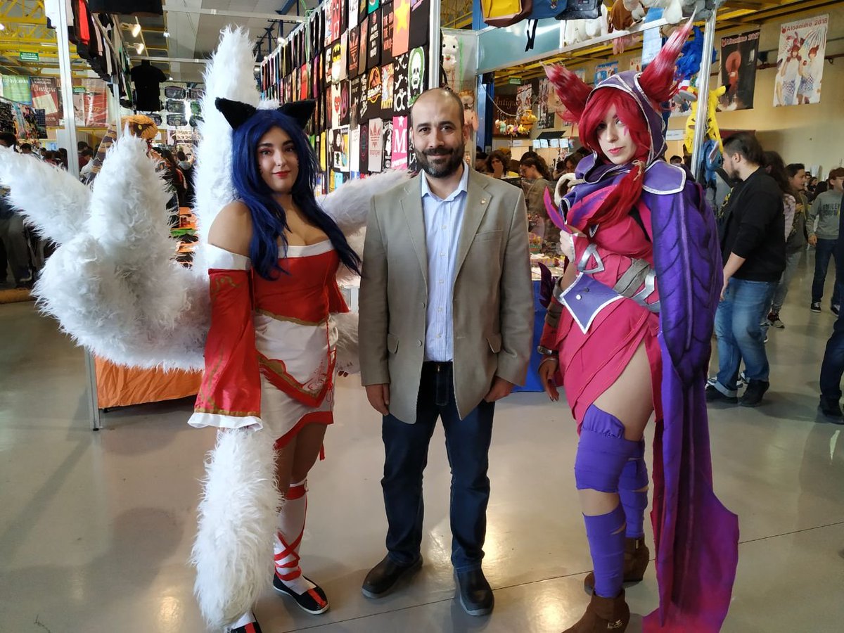 alfonso_ng's tweet photo. En la inauguración de #Albanime4players 🎮. Enhorabuena, 5 años ya de competiciones de todo tipo, talleres, K-POP dance, karaoke, tiendas y mucho #cosplay: Geniales Ahri y Xayah 😍 https://t.co/wtje9IaZ4f