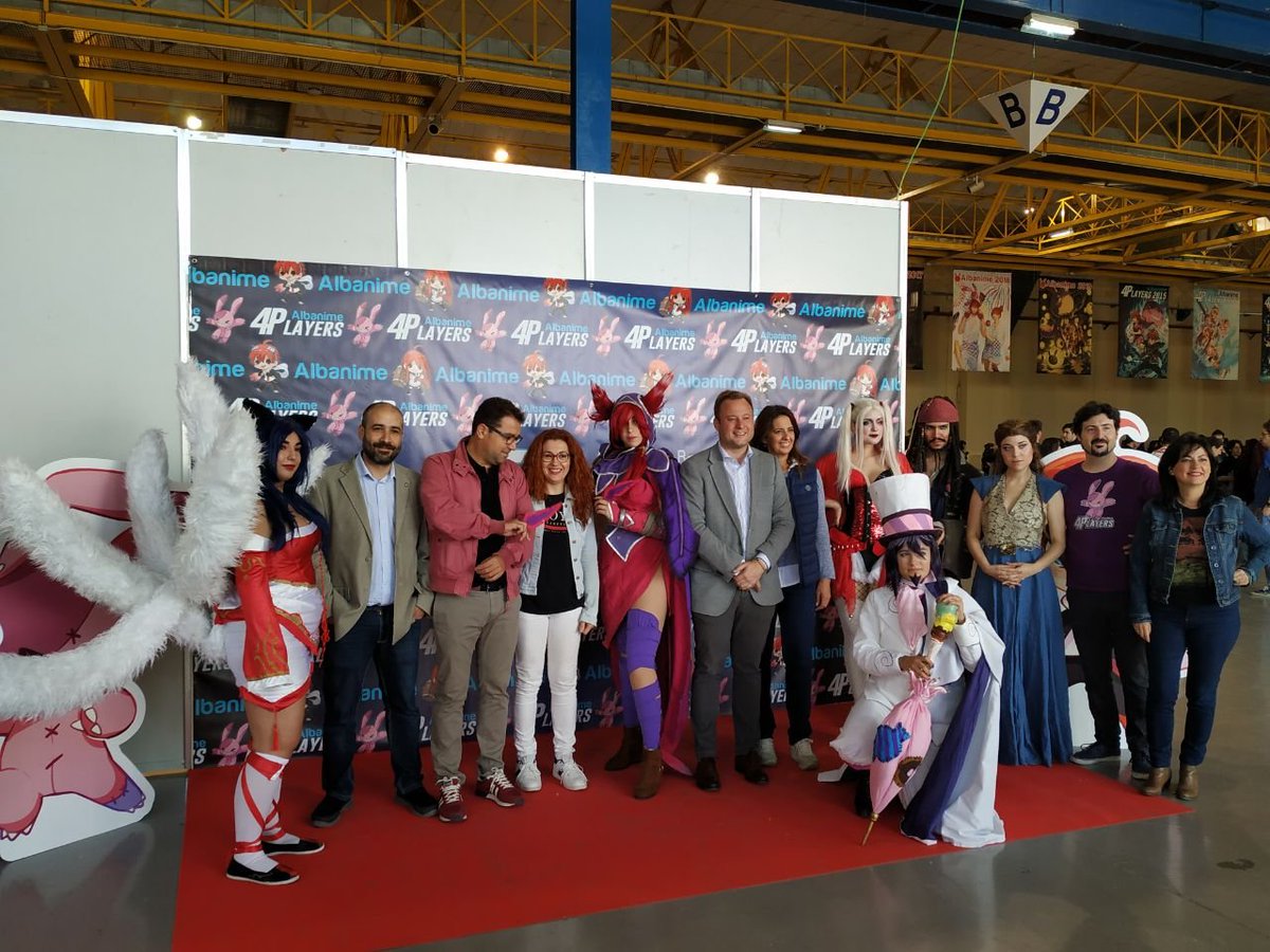 alfonso_ng's tweet photo. En la inauguración de #Albanime4players 🎮. Enhorabuena, 5 años ya de competiciones de todo tipo, talleres, K-POP dance, karaoke, tiendas y mucho #cosplay: Geniales Ahri y Xayah 😍 https://t.co/wtje9IaZ4f