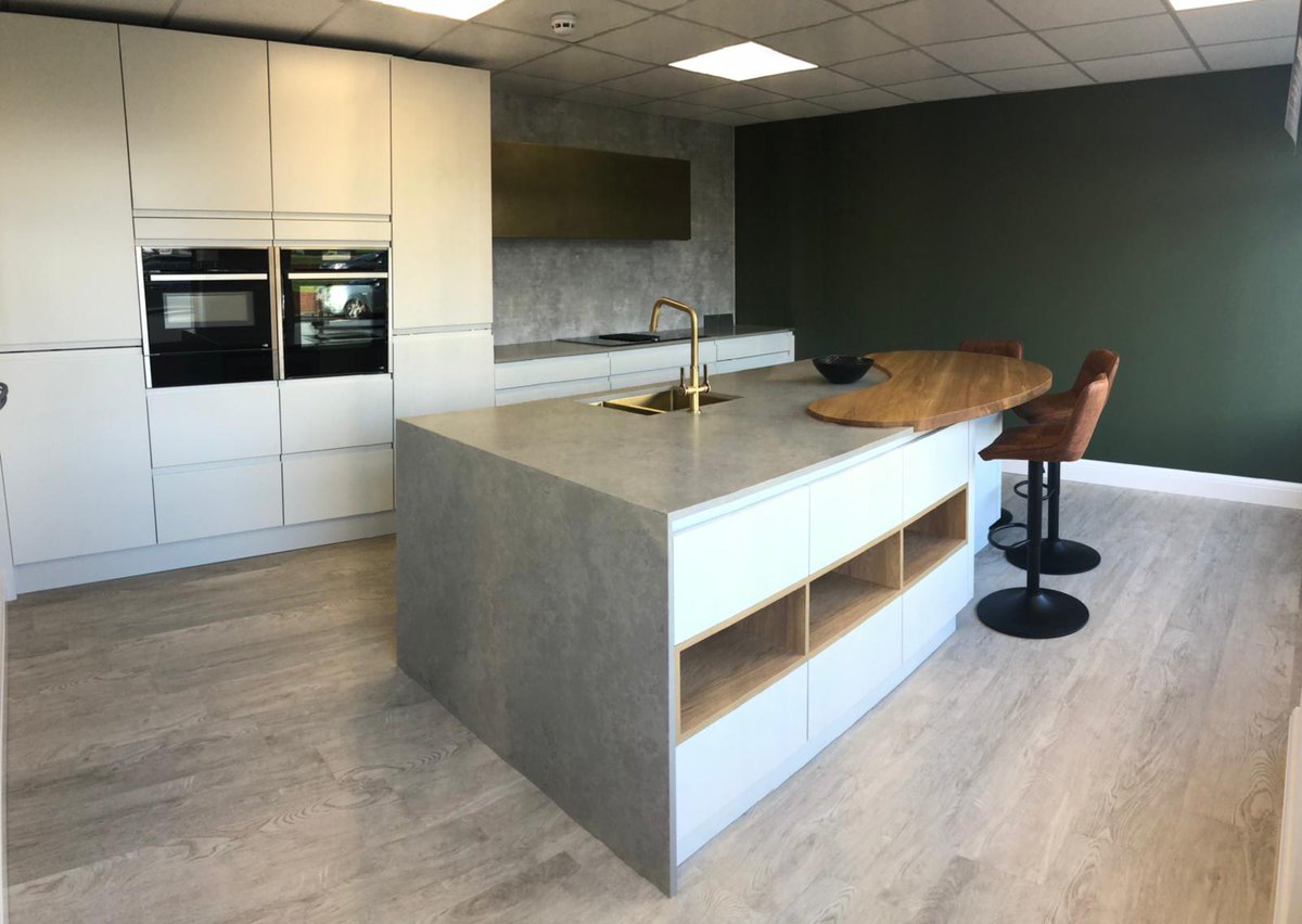 BritanniaDesign's tweet photo. New display kitchen is finally finished! #britanniadesign #modernkitchen #masterclasskitchen #chelmsford https://t.co/LojlrgbLQN