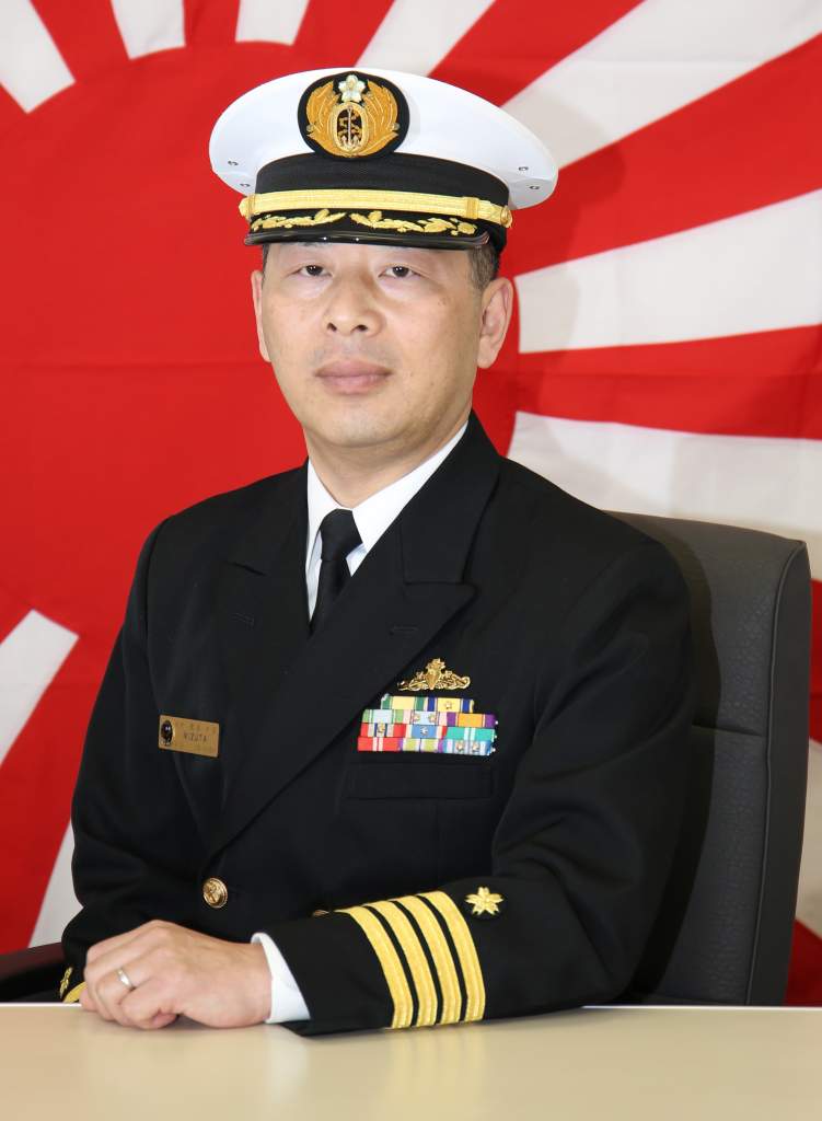 Hound On Twitter 質問が来たので回答するけど 自衛隊員さんや軍人さんが胸に付けているカラフルな奴 自衛隊は 防衛記念章 海外では 略綬 りゃくじゅ または リボン と言ったりする そして付ける順番もあって 添付した画像のように上にくるとより高位な