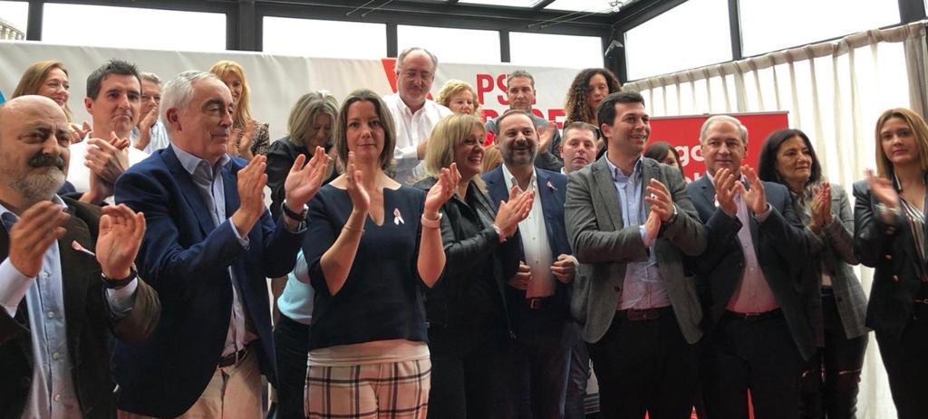 xsglugo's tweet photo. 📢🙋‍♀️Cheo completo hoxe en #Lugo no acto do Ministro @abalosmeco e @G_Caballero_M , para arroupar aos nosos candidatos socialistas ao Congreso e ao Senado, encabezados por @anaprietonieto e @Cesarmogoz. Nótase forza e ilusión. Grazas @abalosmeco por estar con nós e pola foto! 🌹✊ https://t.co/jNWSaClB1m