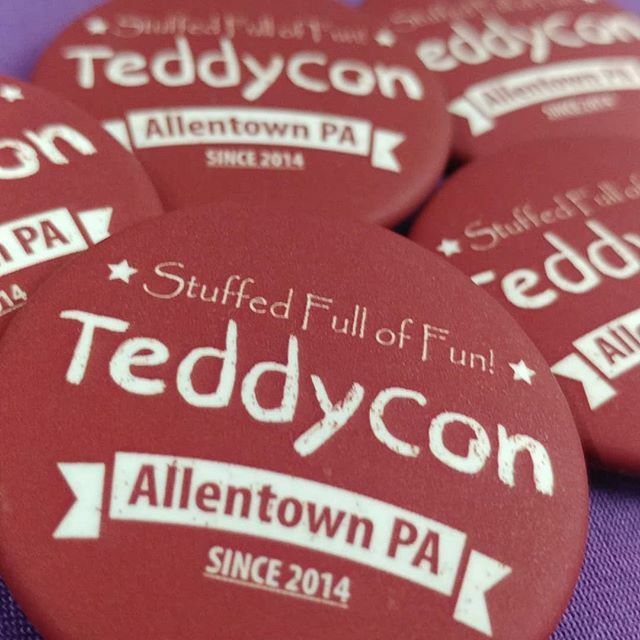 abdlcompany's tweet photo. Only a few left! Get your limited edition @teddy_con badge in Room 216! #ABDLConvention #AgePlayCon #AgePlayConvention #TeddyCon #ABDL #ABDLVending #AgePlay https://t.co/Cugsgcn7Av