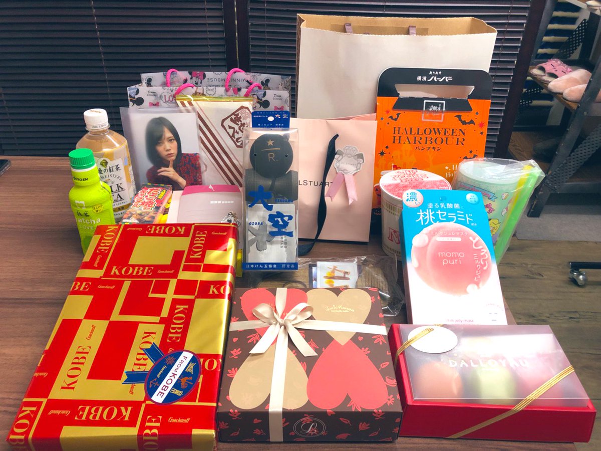 プレゼントも沢山ありがとうございます🙇‍♂️💕お手紙も全部読ませて頂きました！ありがとう😭イベントって私は幸せ者だなぁと改めて肌で感じられるのですごく好きです☺️

事務所に届いてたプレゼントも受け取りました🙇‍♂️パンダちゃんありがとうございます🐼💕 https://t.co/BEKYAzdN33