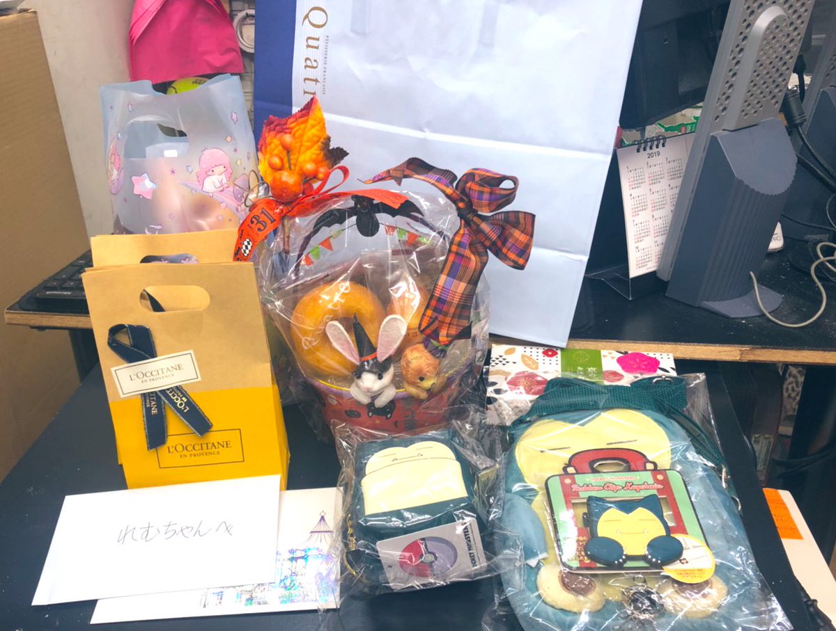 プレゼントも沢山ありがとうございます🙇‍♂️💕お手紙も全部読ませて頂きました！ありがとう😭イベントって私は幸せ者だなぁと改めて肌で感じられるのですごく好きです☺️

事務所に届いてたプレゼントも受け取りました🙇‍♂️パンダちゃんありがとうございます🐼💕 https://t.co/BEKYAzdN33