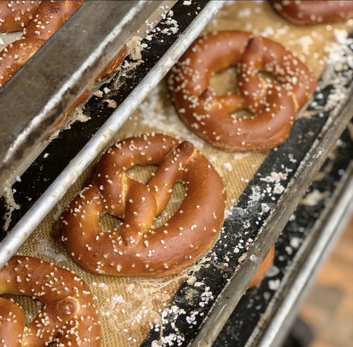 EasyTigerATX's tweet photo. Join us for workshops at Easy Tiger:
◆ Pretzel Workshop: Learn how to twist, shape &amp; bake pretzels in our 6th Street Classroom (10/26-10/27) Tix: https://t.co/3lsqyjnpp8
◆ Halloween Cookie Decorating w/ @mindysbakeshop: (10/29) Tix: https://t.co/VVy0nuWceE https://t.co/HM5AJP80eE