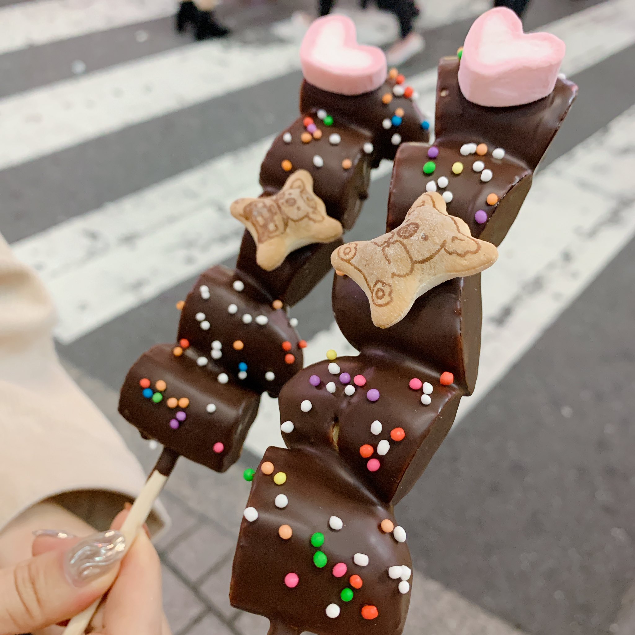りょうくんグルメ まじでこの世の全てのバナナ好きに教えてあげたいんだが新宿東口には全ての人間を虜にする禁断の チョコバナナ屋台 がある これが夜しか買えない新宿名物で超絶楽しいからぜひ全国のバナナ好き バナナを愛する者たち バナナを憎む者