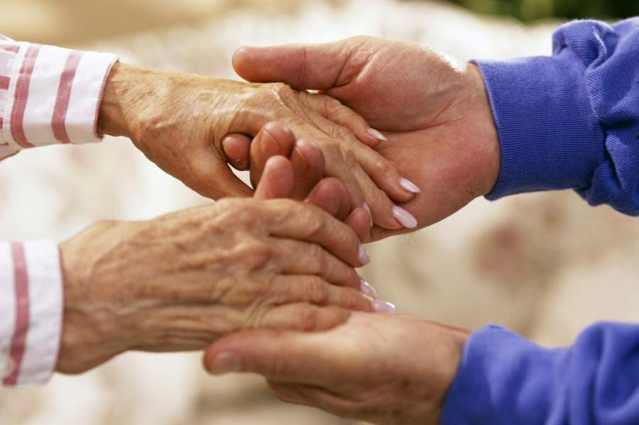 AdultoMayorUC's tweet photo. IMPORTANTE
Si tienes vecin@s, amig@s #PersonasMayores que viven #solas en #Santiago, llámalos, visítalos si es posible! Todos necesitamos alguien con quien comentar cómo nos sentimos cuando suceden hechos imprevistos que pueden preocuparnos. No nos olvidemos de los #mayores https://t.co/N5Uv9ksnxU