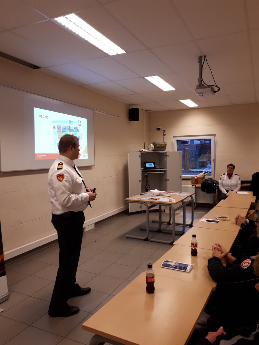 BVV_Info's tweet photo. Nederlandse collega's vertellen hoe zij bepaalde specialismen landelijk uitwerken en zo de reguliere inzet kunnen ondersteunen en adviseren. Dat is heel wat anders dan een interventie overnemen, dat benadrukken ze ook in hun Rood-show (ipv roadshow 😉) @Brandweer_NL #bwcongres https://t.co/c8xloA12CB
