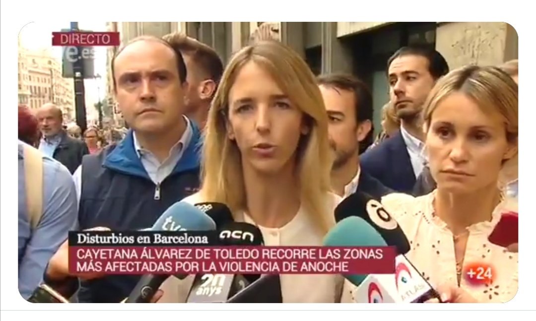 Ayer Ana Rosa entrevistaba a una pobre e inocente civil afectada por los disturbios.

Hoy la misma civil es militante del PP y se pasea ante los medios junto a Cayetana.

#Tsunamidemocratic #MarlaskaDimision #VagaGeneral18O #VagaGeneral #Catalunya