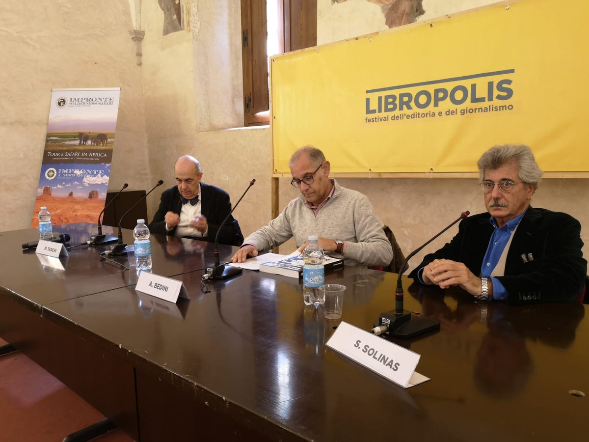 libropolisfest's tweet photo. Marco Tarchi e Stenio Solinas ci raccontano della rivoluzione impossibile che seppe rapire chi, rinchiuso nel ghetto politico, non poteva che sognare e sperare in un cambiamento che non poteva avvenire.
"La voce della fogna".
#Libropolis2019 https://t.co/iADHwYxoo9