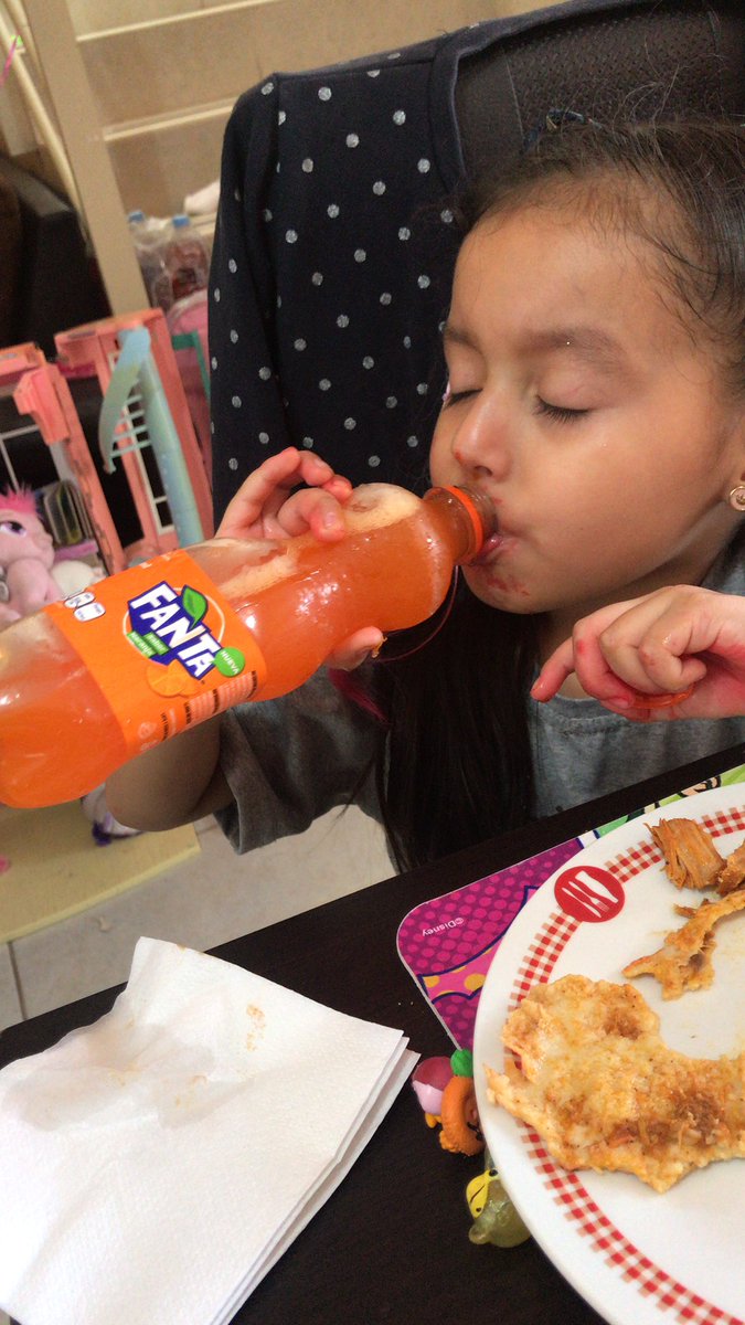 IvanRockU's tweet photo. Esperando con ansias el fin de semana para disfrutar de su bebida preferida #fanta #naranja #cocacola https://t.co/ptPWkU0yjY