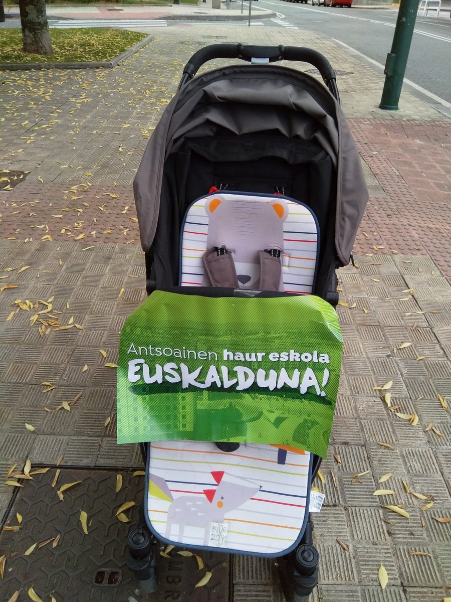 NEScaloni's tweet photo. Eguerdian, @kontseilua k deitutako elkarretaratzera igo gara Iruñera, dagozkigun hizkuntza eskubideak aldarrikatzera.
Antsoainen haur eskola euskalduna #Behingoz !!!
Antsoaingo Udalari ere ausardia exijitzen diogu. https://t.co/R1J3jXvQjx