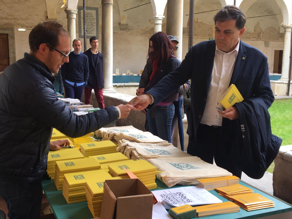 libropolisfest's tweet photo. Anche il sindaco di Pietrasanta Alberto Giovannetti è venuto a trovarci al Chiosco di Sant'Agostino.
Non perdete questa occasione, venite anche voi a vedere le nostre nuove e dirompenti proposte editoriali e le nostre irriverenti conferenze.
#Libropolis2019 https://t.co/lNweG3RNIh