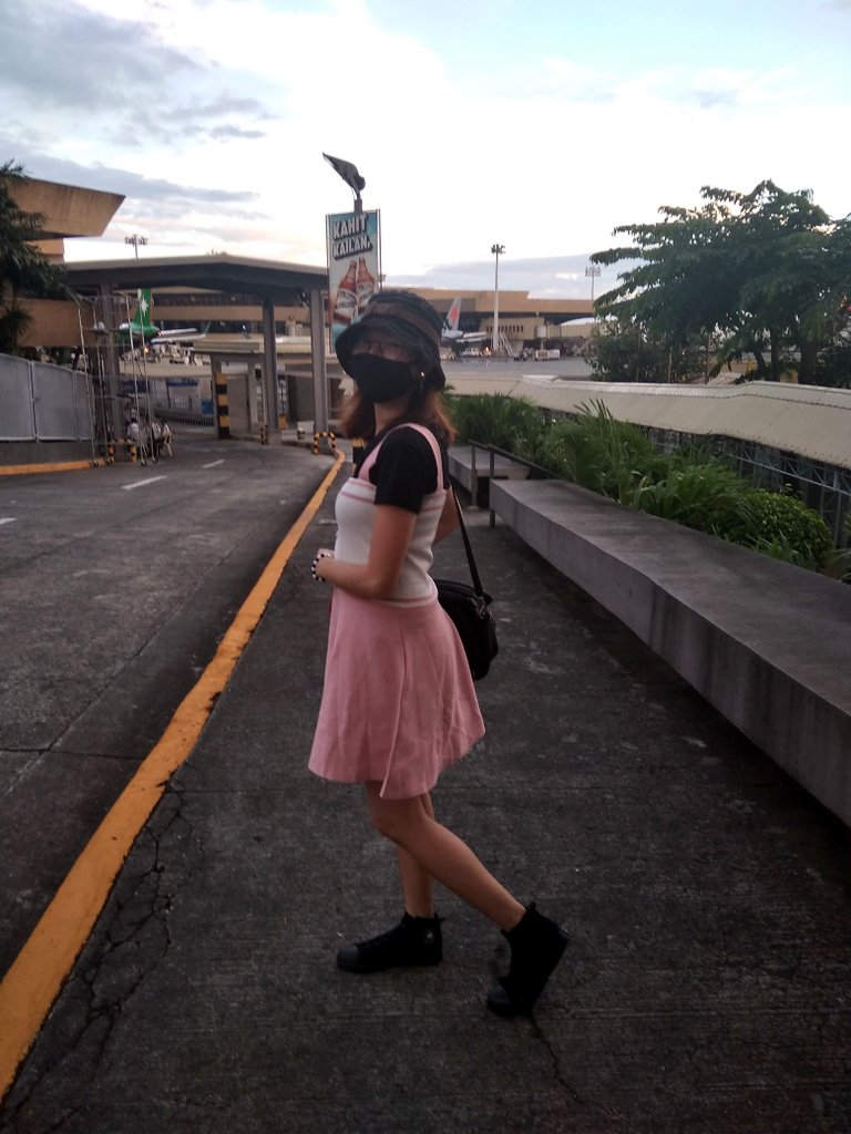 purplemoon_29's tweet photo. #TeamAirport because I am not sure if I can make it at #SBFIVE in Manila tomorrow 😭😭 but so happy to had a glimpse of my babies! (no good pic though😅) Thank u @MYNAproductions❤ Hope to be in RCBC tomorrow even just #TeamOutside 😭 #KimCop #TaeTee #QueenBas
#SBFIVE
#Sbfiv https://t.co/AyYIir6Ko4