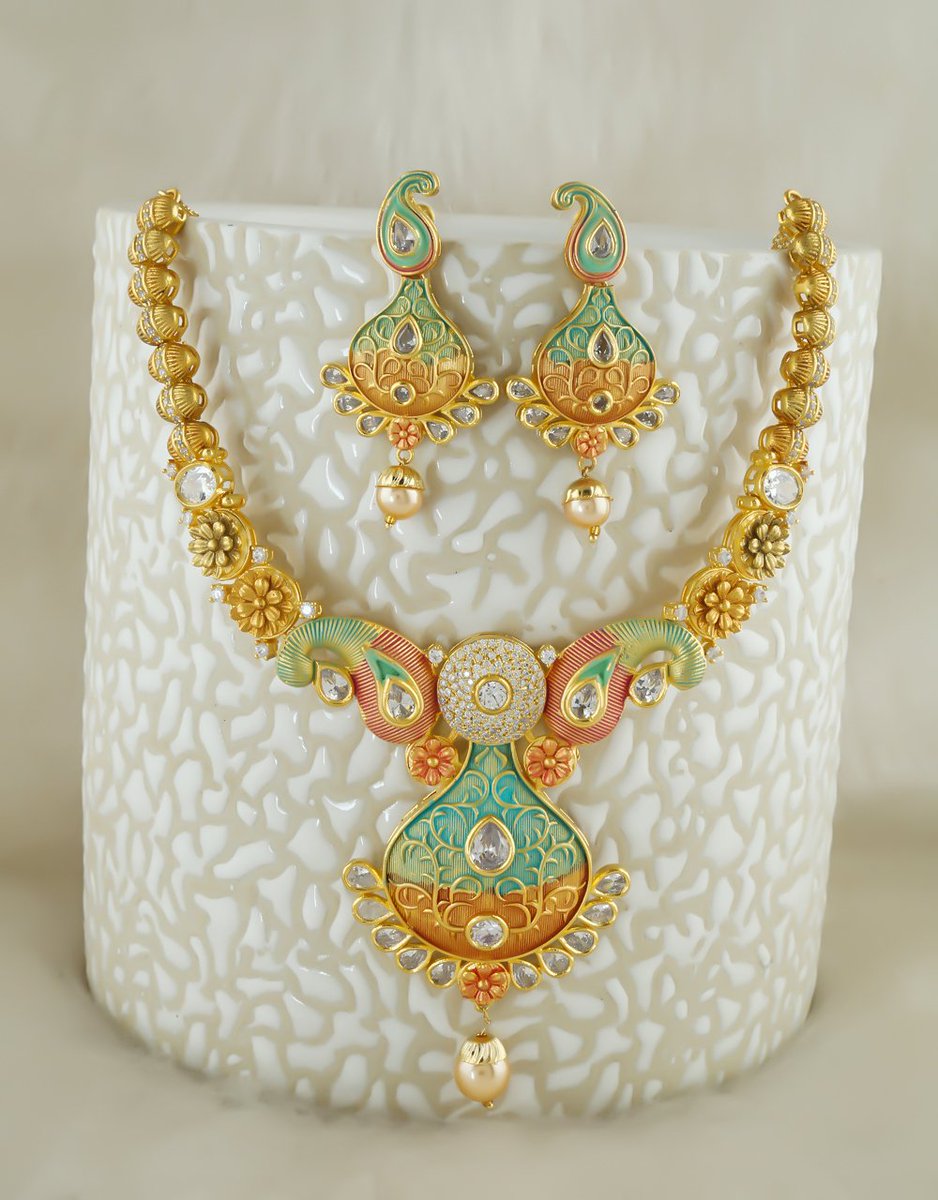 AnuradhaArts's tweet image. 💥This Diwali💥 Celebrate in Traditional style🤩
Traditional Diamond Necklace. Shop Now:bit.ly/2VI3KIN
-
-
-
-
-
#diamondnecklace #diamondnecklaceset #diamondchoker #diamondlocket #golddiamondnecklace #traditionalgoldchokerdesigns #jokar #dreamgirl #anuradhaartjewellery