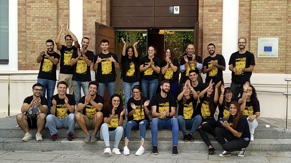 Geotec_UMA's tweet photo. Gracias voluntarios profesionales, hombres y mujeres que hoy han dado su tiempo y buen hacer para ayudar a facilitar el trabajo de auténticos héroes de la solidaridad #OpenStreetMap #missingmap #MapathonHumanitarioMálaga https://t.co/TVJoYmvMK4