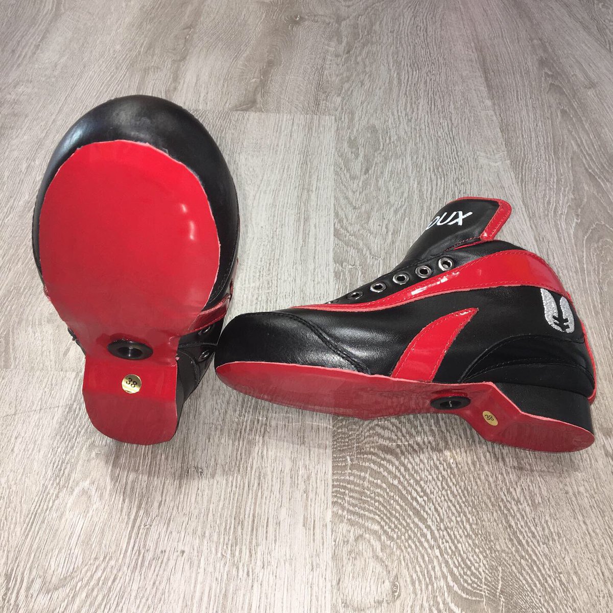e3rollerskating's tweet photo. BOTAS SIOUX PERSONALIZADAS 🔴⚫️Modelo Sioux MVP personalizado: 2 colores + dorsal + charol🔝Ruedas y patín de portero Skater🥅
Que seas portero no significa que no puedas personalizar tus botas😉 En @e3_rollerskating lo hacemos posible!
#hockeypatines #e3rollerskating #barcelona https://t.co/NmzTPhoV40