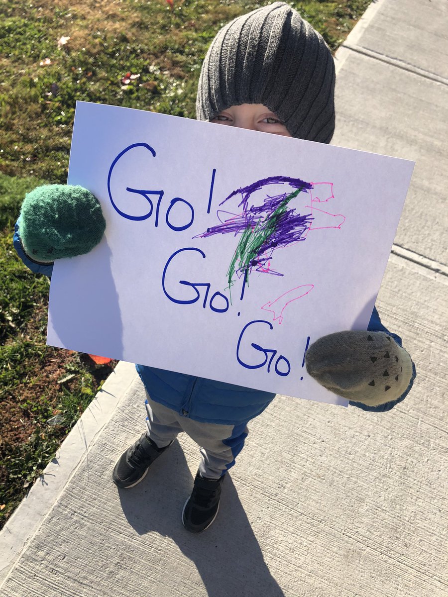 Danielle_McNeil's tweet image. One of our fave traditions since moving to #stittsville is going out to cheer on the @9RunRun runners! Thank you for everything you do to make our communities happy and safe. #9runrun #community #mystittsville