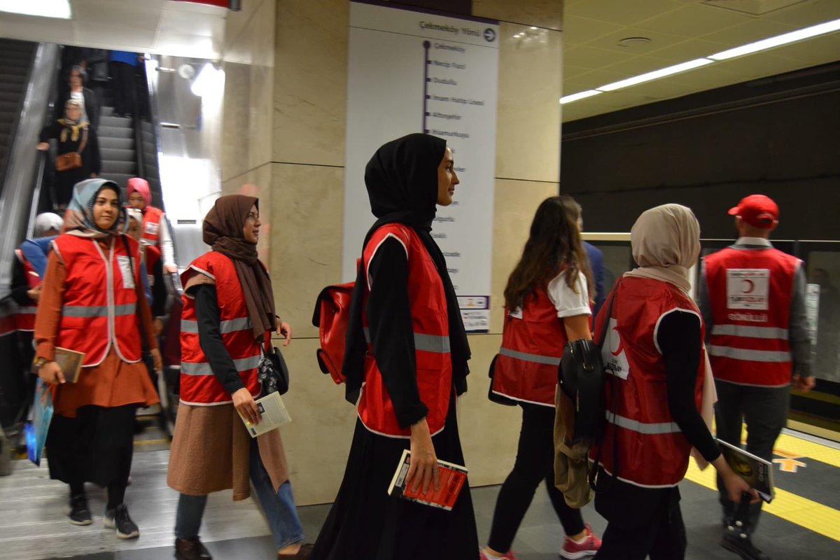 genckizilay34u's tweet photo. Bugün Üsküdar Genç Kızılay Gönüllüleri olarak “Kitaplar en sadık dostlarımızdır.” diyerek düştük yollara ve toplu taşımalarda kitap okuma farkındalığı uyandırmak amacıyla Üsküdar metrosu yolcularına kitaplarımızla eşlik ettik📚📚 #iyigeleceksin https://t.co/wpq7kGFDeP