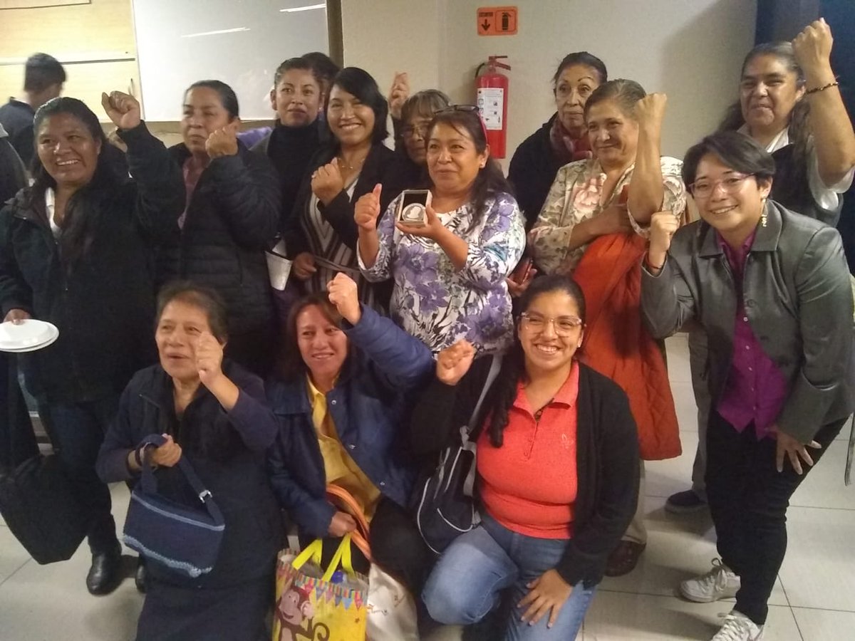 SINACTRAHO's tweet photo. Ayer, #SINACTRAHO recibió la medalla "Emilio Krieger" por parte de la @anad_ac por destacarse en la defensa de los Derechos Humanos.
Este reconocimiento es para todas las personas #TrabajadorasDelHogar, agradecemos quienes lograron negociar con sus empleadores para acompañarnos. https://t.co/wY3pJ2707h