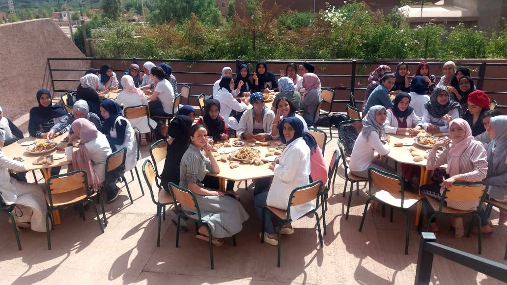L’un des tout premier repas pris par les jeunes filles de l’Atlas dans la cantine du pensionnat d’Asni, cantine qui a bénéficié du financement de Restaurants Sans Frontières / Promocash @PromocashFrance et d’ Ansamble Maroc facebook.com/AnsambleMarocP…
