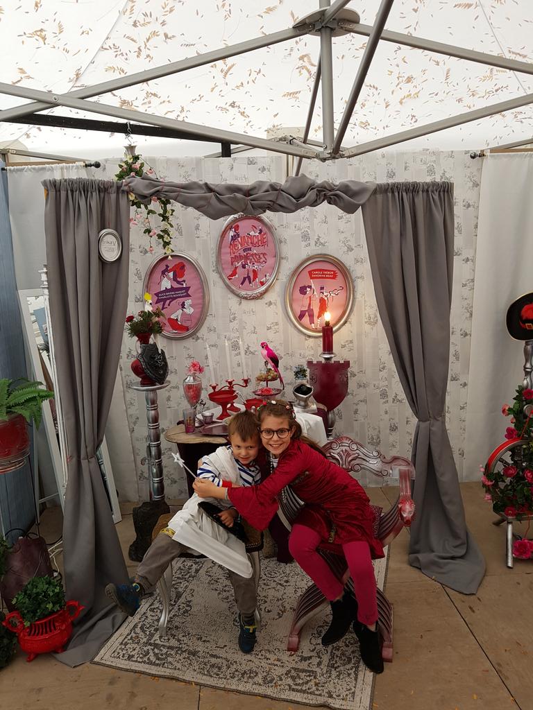 blogslowlife's tweet photo. Vraiment sympa la Fête du livre ce week-end dans la ville de @saint_etienne_ . On trouve beaucoup de choses pour les enfants 🤩👨‍👩‍👧‍👦 #FDLsaintetienne #SaintEtienne Ca leur permet de connaître les auteurs des livres qu'ils aiment 😍📚. https://t.co/qvIIJSVnFL