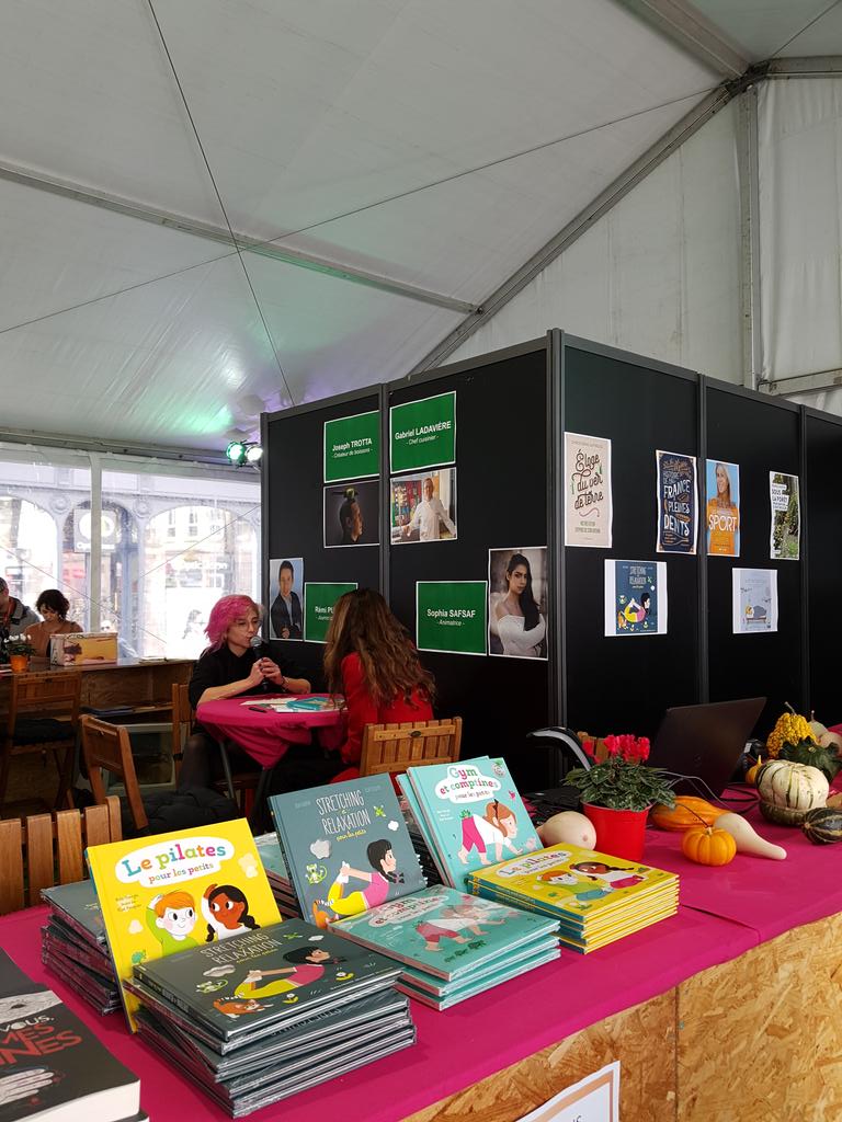 Vraiment sympa la Fête du livre ce week-end dans la ville de <a href="/saint_etienne_/">Ville Saint-Étienne</a> . On trouve beaucoup de choses pour les enfants 🤩👨‍👩‍👧‍👦 #FDLsaintetienne #SaintEtienne Ca leur permet de connaître les auteurs des livres qu'ils aiment 😍📚.