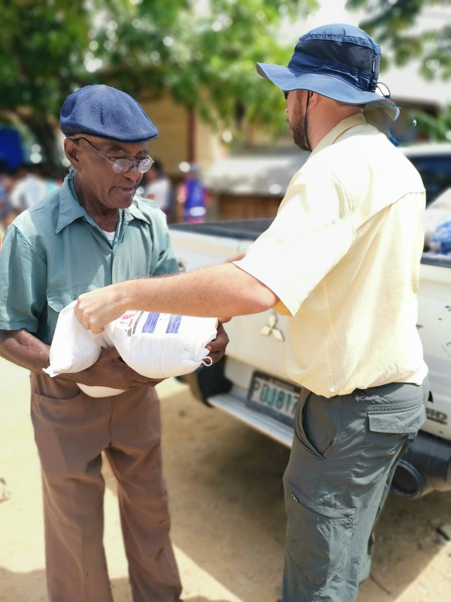 ClaroHable's tweet image. #RHC| Gobernador Político Dino Silvestri hace entrega de bolsas solidiarias y sacos de arroz a personas de escasos recursos en el barrio Nicaragua. #ROATÁN