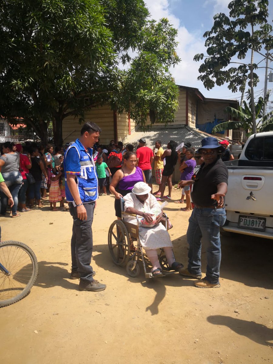 ClaroHable's tweet image. #RHC| Gobernador Político Dino Silvestri hace entrega de bolsas solidiarias y sacos de arroz a personas de escasos recursos en el barrio Nicaragua. #ROATÁN