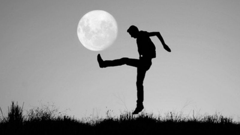 Moonipulations's tweet photo. Playing Soccer With the Moon by Adrian Limani @adrianlimani https://t.co/OxypTFGxxw #soccer #fullmoon #playingwiththemoon #moongames #moonpics #football #moonipulations https://t.co/6r2OS3IpZg