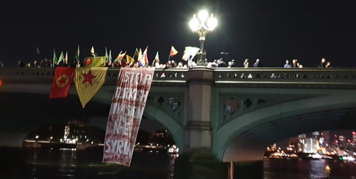 Kurdish Youth tonight marched from Trafalgar Sq, past 10 Downing St to Westminster Bridge where they did a 'Banner Drop' of YPG &amp; PKK flags protesting Turkey's illegal invasion of Rojava. 

HER BIJI HEVALNO! 

#TwitterKurds 
#RiseUpForRojava 
#riseup4rojava