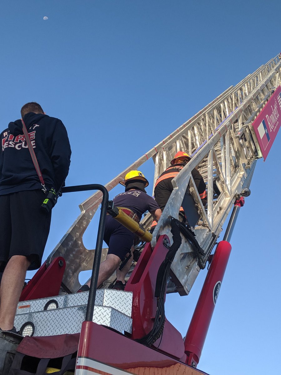 ExplorerPost1's tweet image. Ladder climb and RIC training this morning for our Fire Explorers!