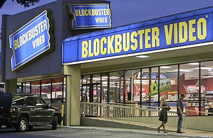 Tal día como hoy, un 19 de octubre de 1985 se abría en Texas la primera tienda Blockbuster que llegó a tener 9000 videoclubs en 🇺🇲. En 2010 se declaró en quiebra debido a la piratería y a q se popularizó el vídeo bajo demanda. x.com/InternetMolaba… 
#efeméridesMolonas