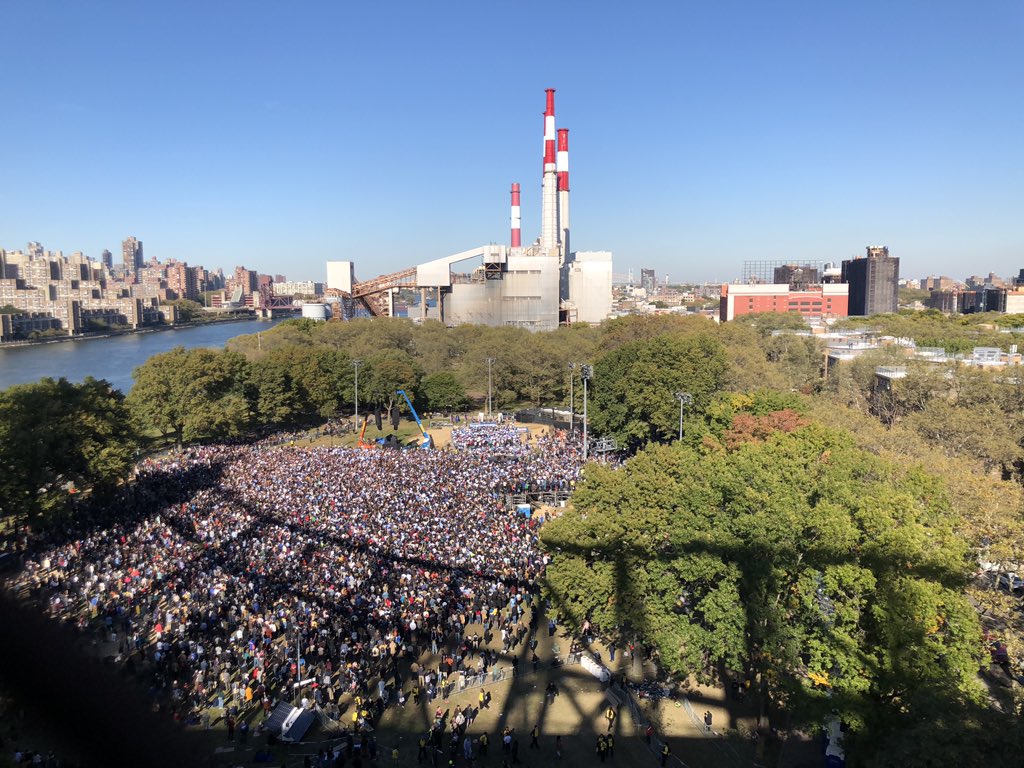 tralala_bk's tweet image. Bernie from the Bridge!  #BernieInQueens #BernieIsBack #Bernie2020