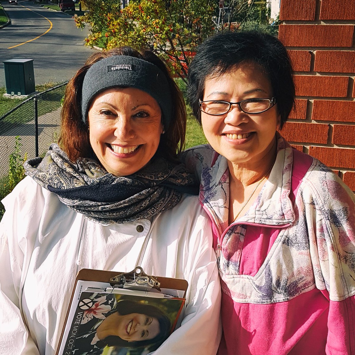 Wonderful to knock on the door of Kieu Diep, who told me she already voted for me. #MakingMyJobEasy #HRBC #elxn43