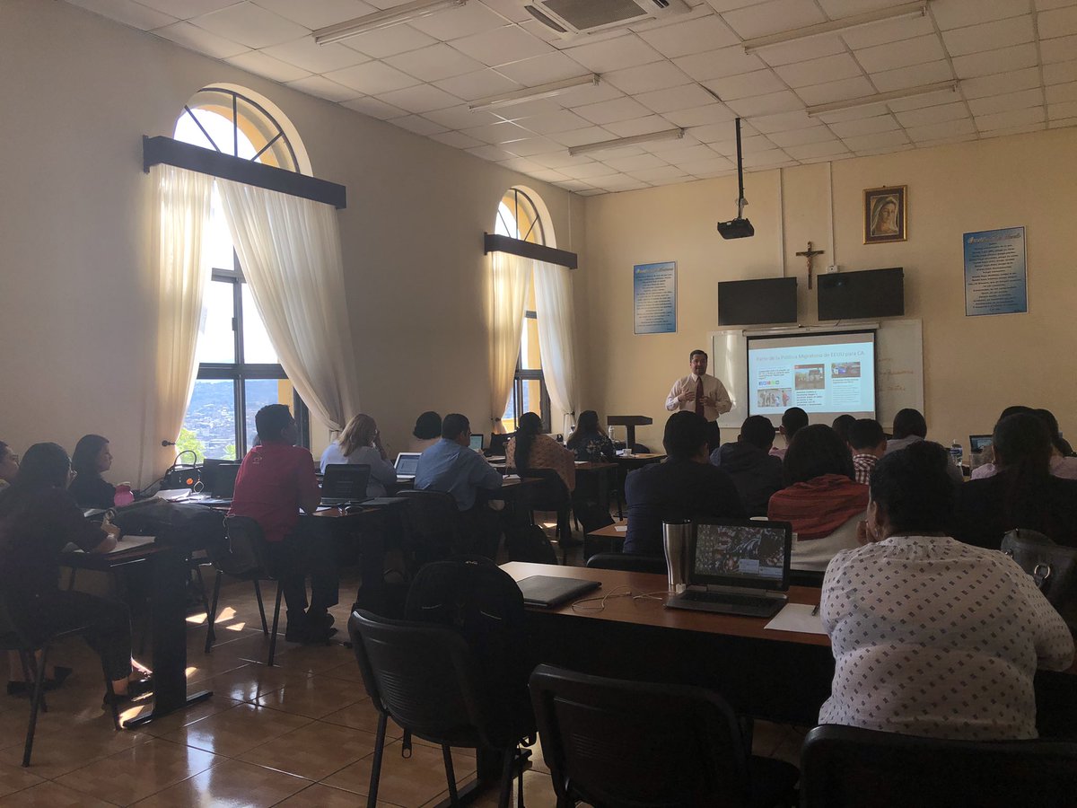 #KASHonduras junto a <a href="/unicahonduras/">UNICAH</a> en el segundo módulo del Diplomado en Migración y Desarrollo. Tema: “Migración, Política y Gobernanza” por @jmag2010 // <a href="/centroameriKAS/">CentroameriKAS</a>