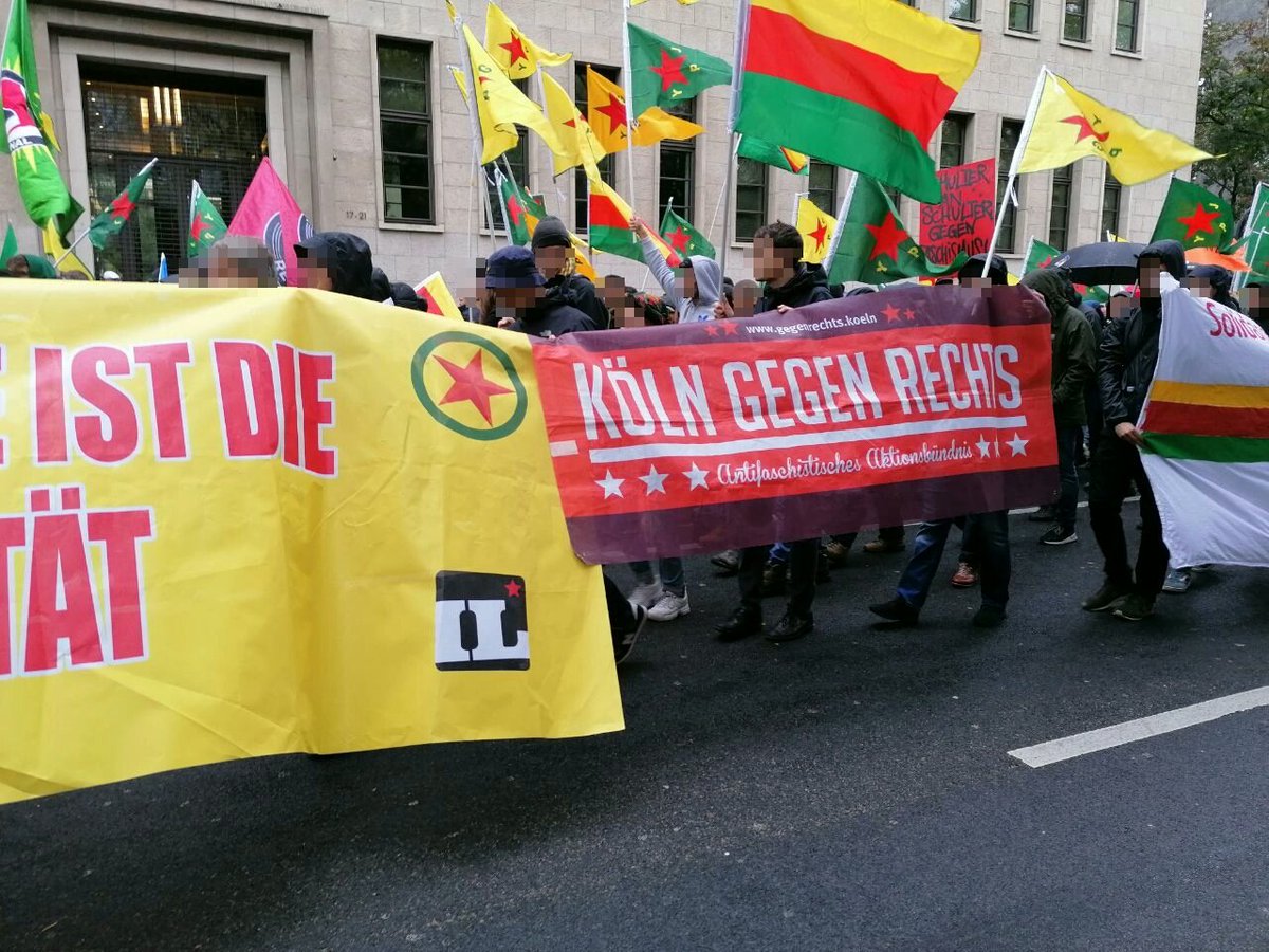 kgegenrechts's tweet photo. #riseup4rojava #k1910 
Die Abschlusskundgebung ist vorbei. Der von der Polizei erwartete Bürgerkrieg ist ausgeblieben, dafür war es sehr nass. 14000 waren wir. https://t.co/38BjrUl4Qk