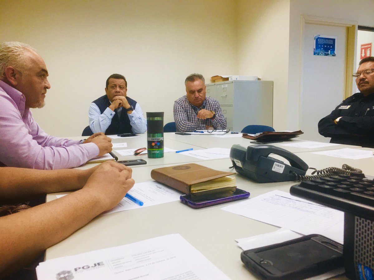 En #Playas de #Rosarito, personal de la @PGJEBC <a href="/PoliciaFedMx/">Policía Federal Mx</a> @SSPE_BC @EducacionBC y @Rosarito_Gob nos reunimos con el fin de fortalecer las acciones en materia de #prevención social de la #violencia y #delincuencia para garantizar con ello el #blindaje de las #escuelas.