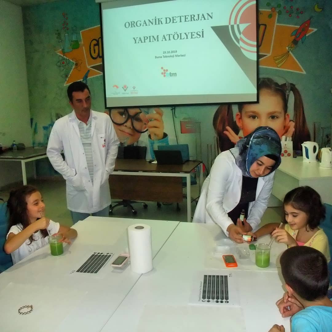 BursaBTM's tweet photo. TUBİTAK BUTAL işbirliği ile bugün ailecek organik deterjanlarımızı yaptık.🙂
Etkinliklerimize katılmak için bizleri takip etmeye devam edin.🤗🙃
⚗️🧪👨🔬👩🔬☣️⚛️🥼🧪
#organik #deterjan #bilim #atolye #etkinlik #bursabtm #bursaetkinlik #bursacocuk #butal #tubitak #bursa https://t.co/dWcDFoEYPY