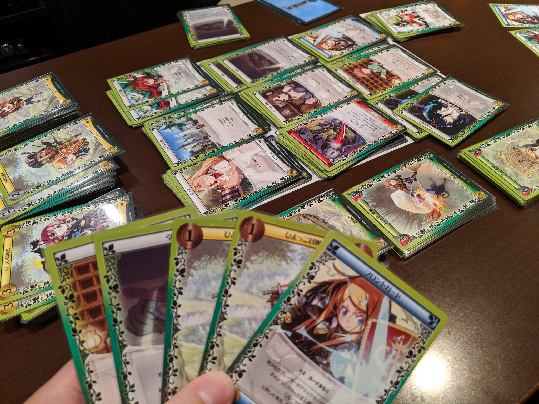 ジェネ 世界樹の迷宮ドミニオン 世界樹の迷宮のデッキ構築ゲーム 内容はドミニオンルールそのままでフレーバーが世界樹の迷宮 まあ ドミニオンだから面白いよね カードの効果も同じなので思わず村とか属州とか言ってしまう 30分程度で楽しめる